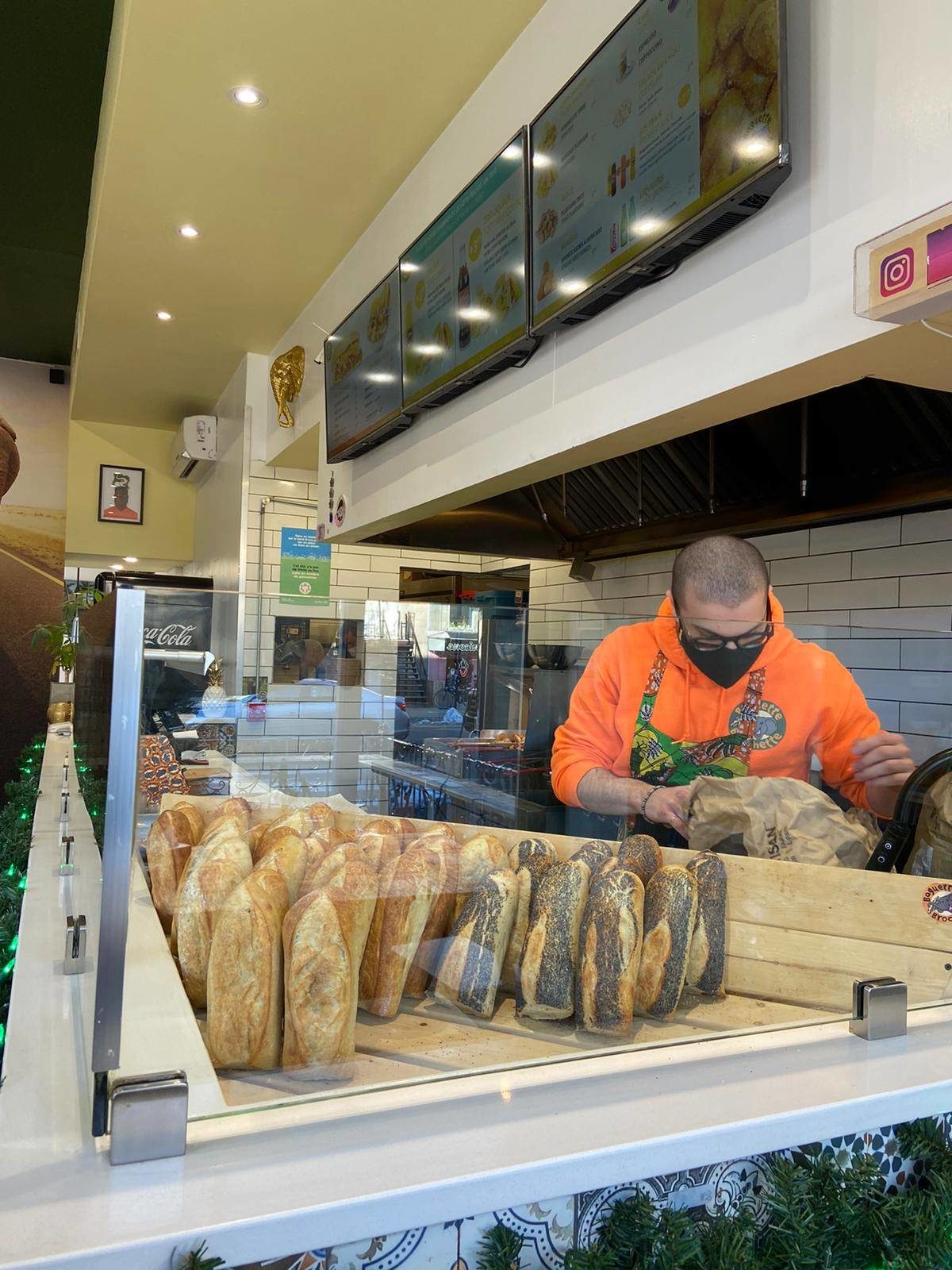 Des baguettes fraîches de Baguette & Brochette du Plateau Mont-Royal.