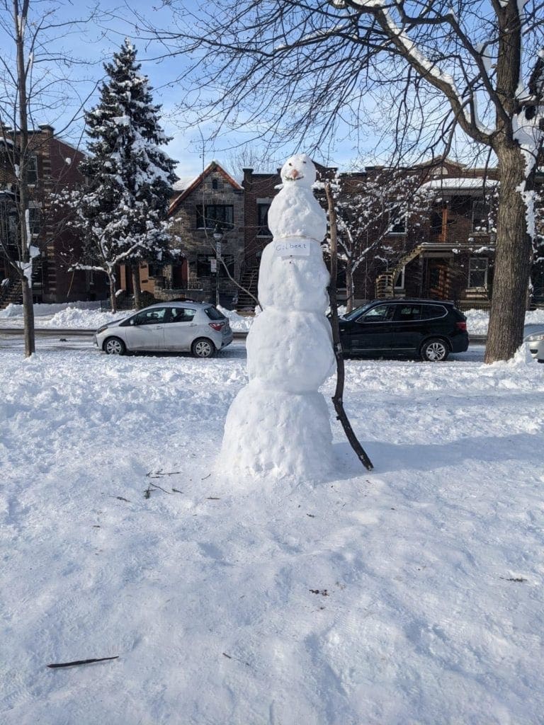 Un très grand bonhomme de neige fait de 5 boules au Parc Molson
