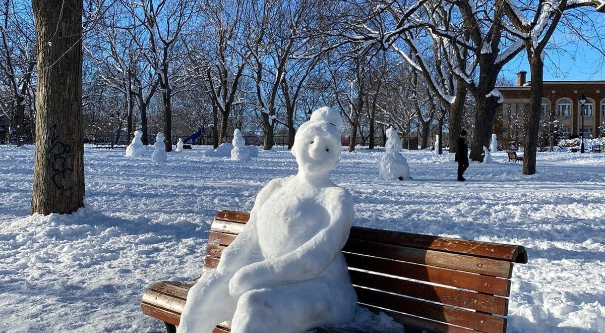 Femme bonhomme de neige sur un banc du Plateau Mont-Royal