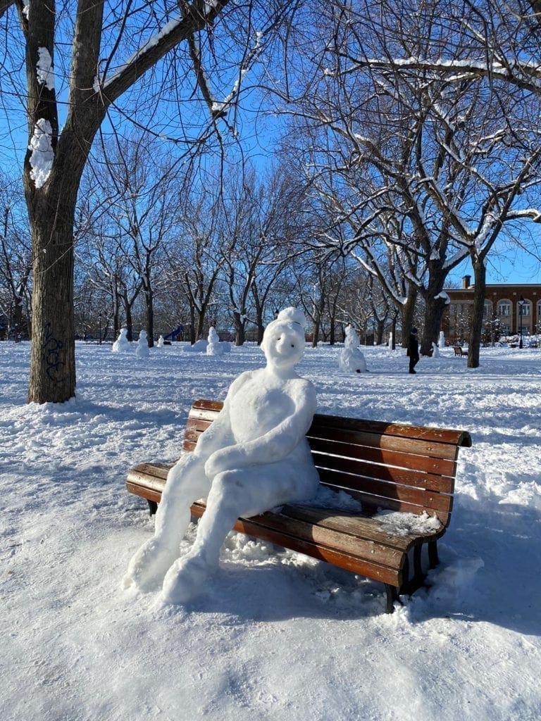 Femme bonhomme de neige sur un banc du Plateau Mont-Royal