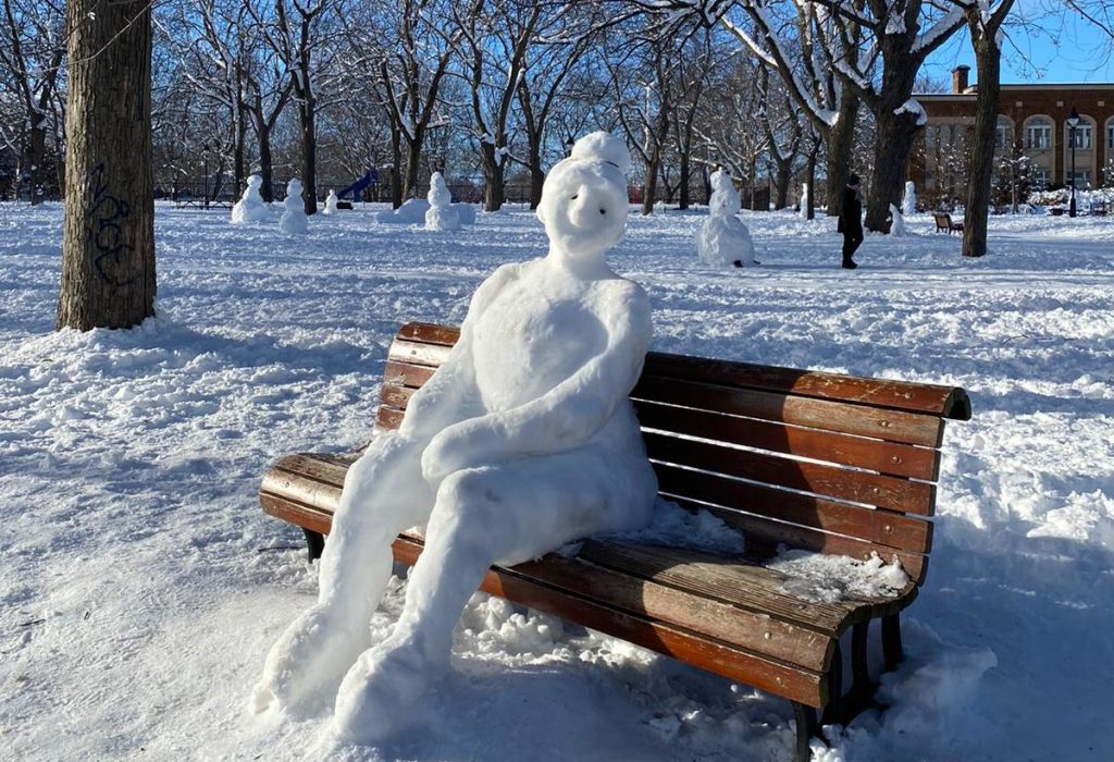 Femme bonhomme de neige sur un banc du Plateau Mont-Royal