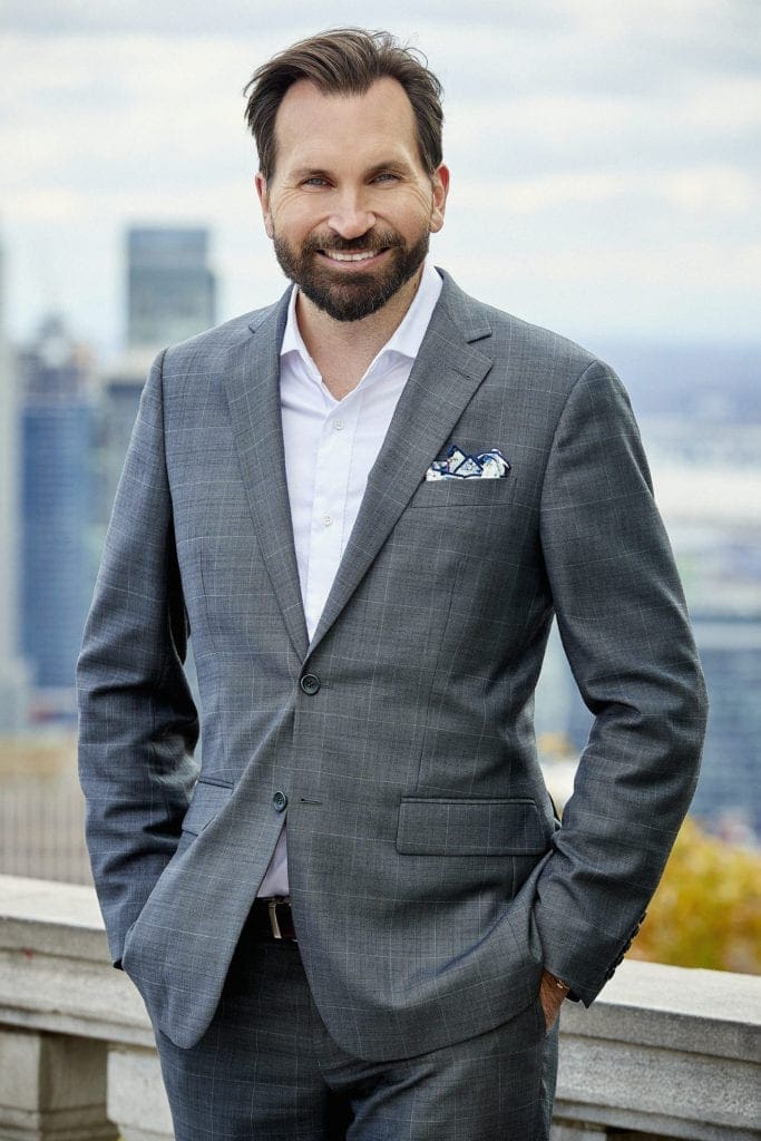 Yanick E Sarrazin Courtier Immobilier avec Montréal en fond