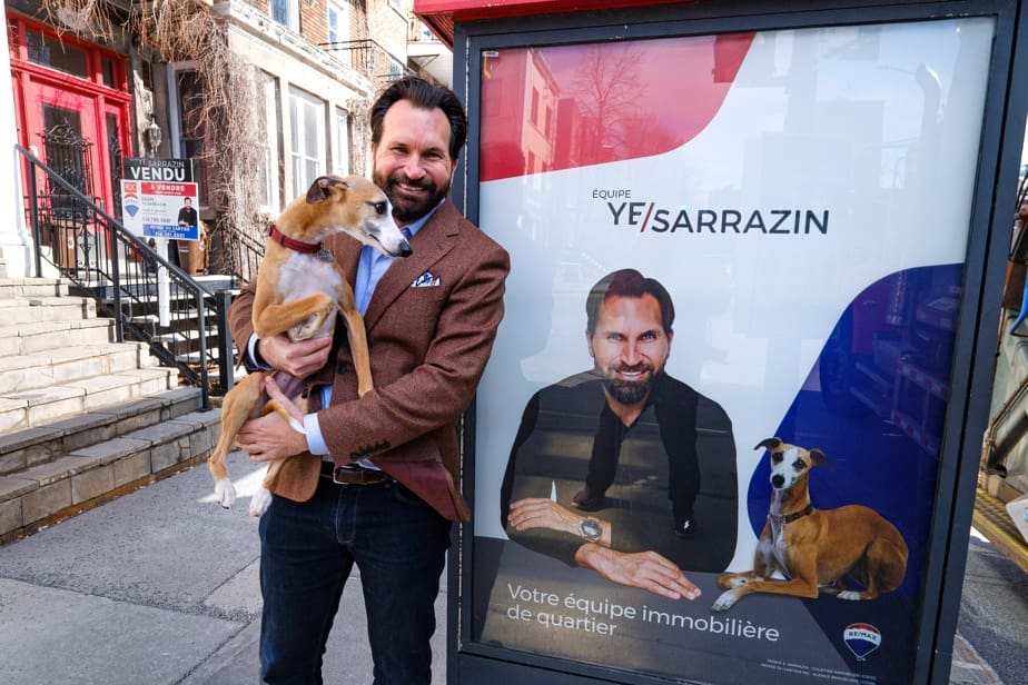 Yanick Sarrazin Courtier Immobilier à côté d'un Abribus