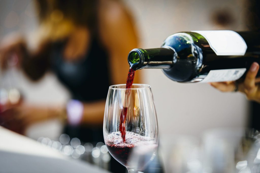 Verre de vin versé par quelqu'un - Restaurant Montréal