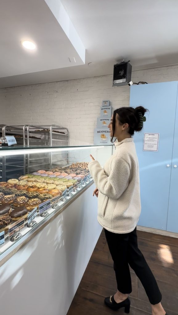Erika, coordonatrice marketing de l'équipe devant la Beignerie