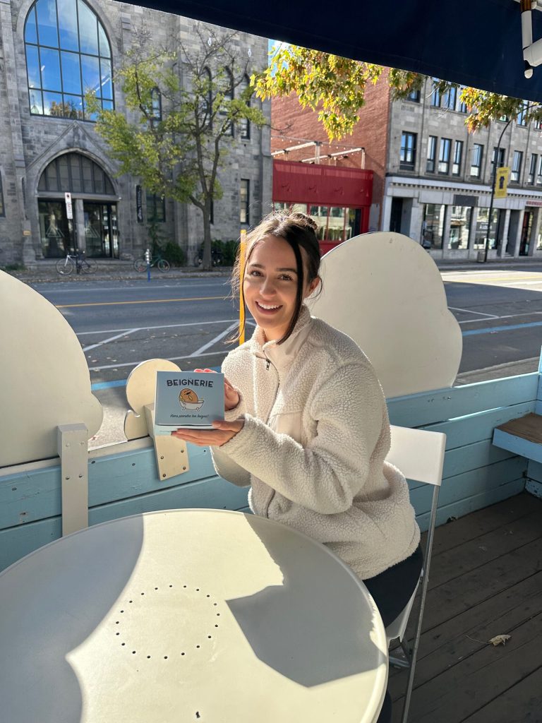 Erika, coordonatrice marketing de l'équipe devant la Beignerie