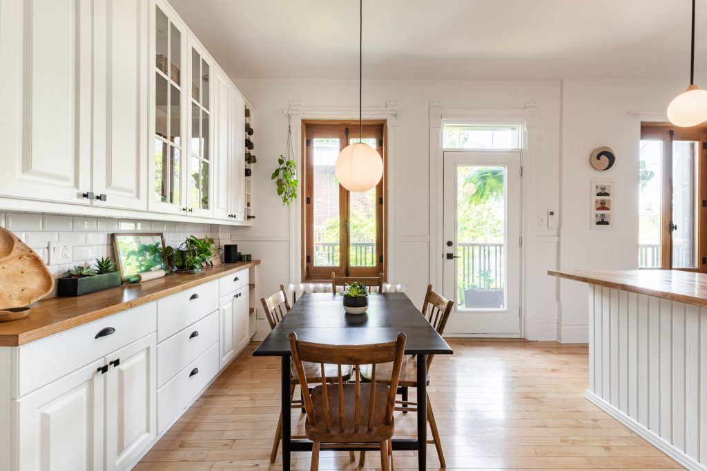 Salle à manger lumineuse - Courtiers Immobiliers Montréal