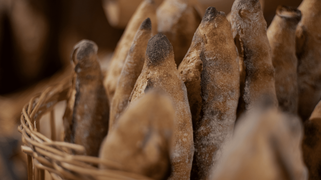 Assortiment de pains frais - La Bête à Pain à Ahuntsic