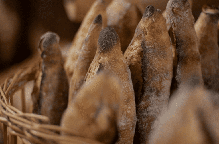 Assortiment de pains frais - La Bête à Pain à Ahuntsic