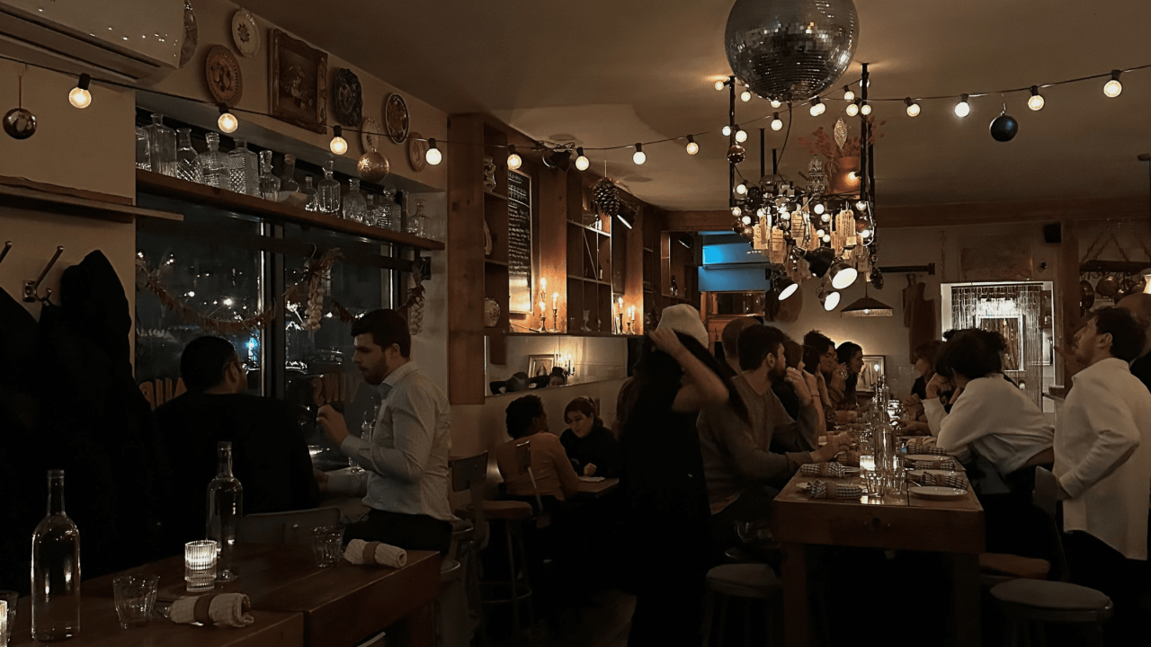 Intérieur chaleureux du Bar Mamie à Rosemont