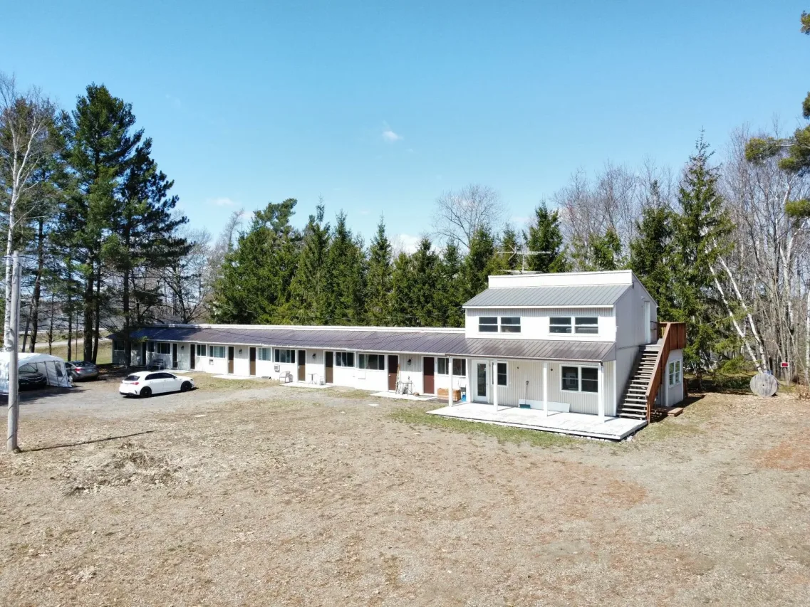 Bâtisse commerciale/bureau vendue, Lac-Brome